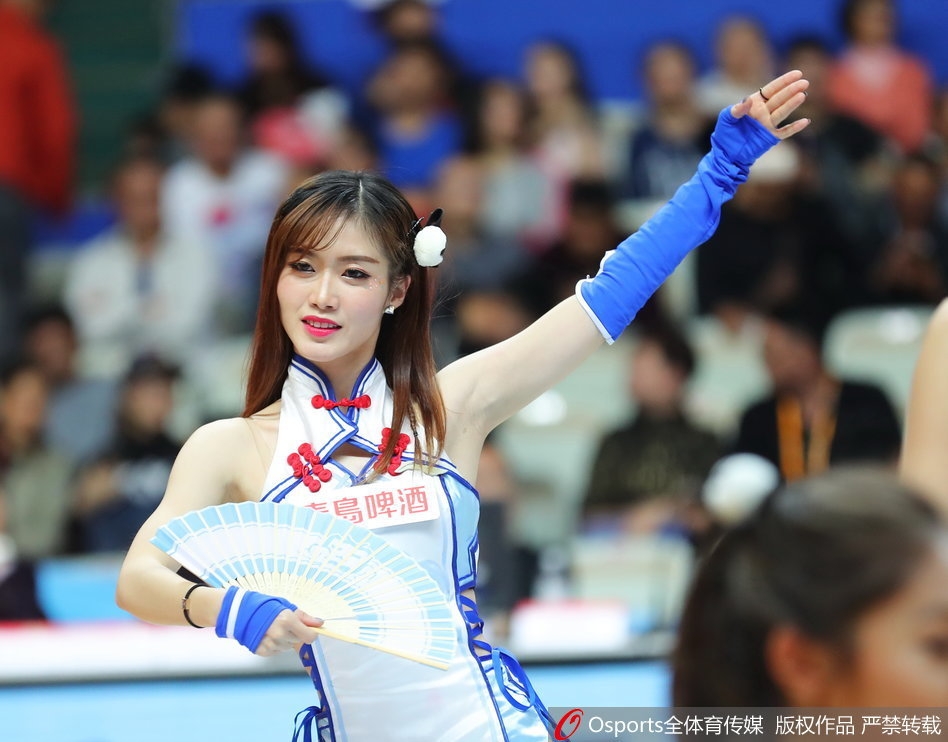 聚光灯下，身着炫彩队服的上海篮球宝贝们排开队列，她们高高跃起的瞬间，仿佛要将整个体育馆的热情都掀到顶棚。