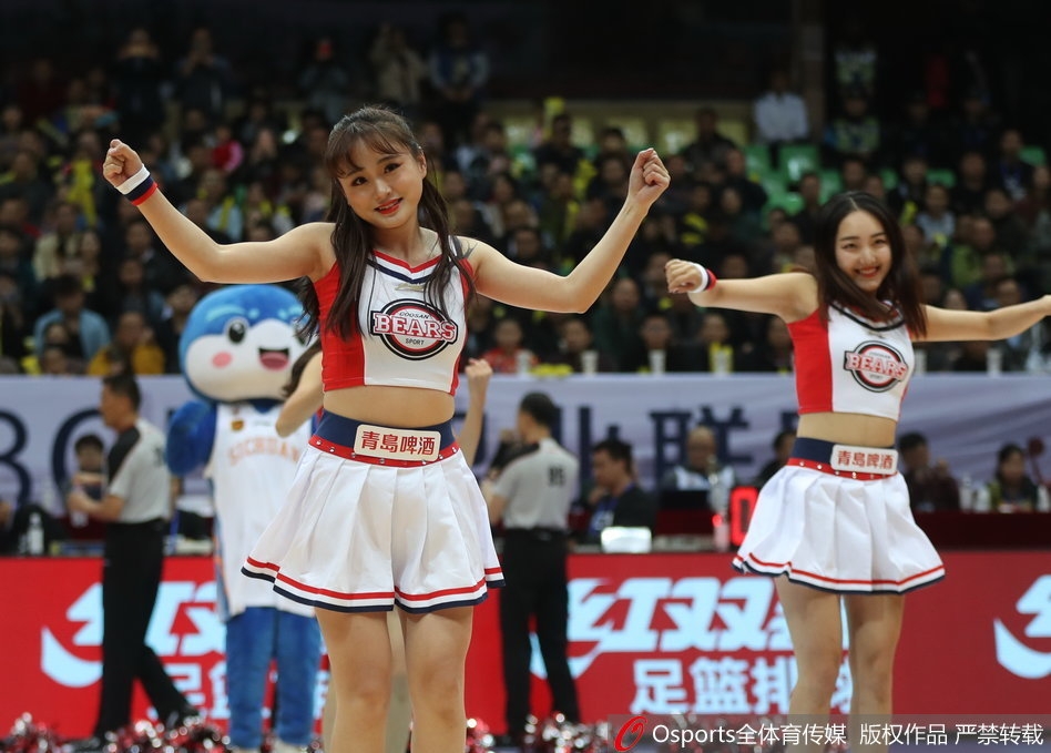 特写镜头下，一位宝贝回眸一笑，汗水闪烁着光芒，青春活力与专业神采令人过目难忘