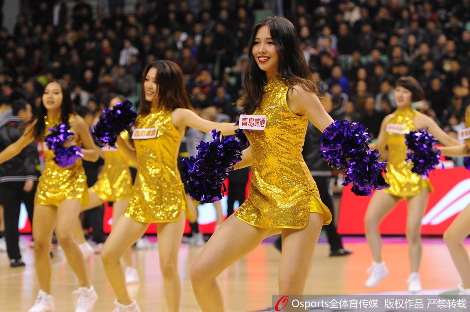 表演结束后,辽宁啦啦队的全体成员在场上聚拢,手牵手向四面看台的观众鞠躬致意,感谢大家的支持与鼓励,笑容里满是感动与满足。