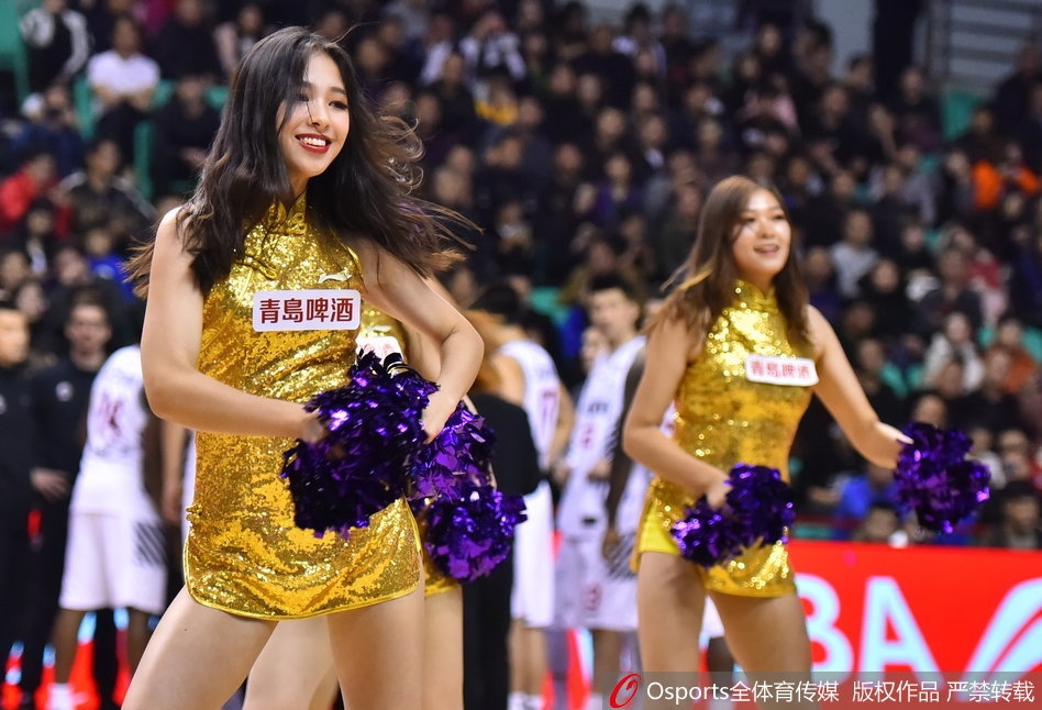 辽宁啦啦队宝贝们身着靓丽服装,在赛前更衣室里对着镜头露出灿烂自信的微笑,青春的气息扑面而来。