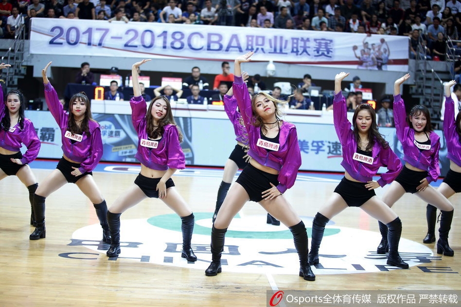 伴随着劲爆的电子音乐，两位篮球宝贝在场地中央面对面领舞，她们动感十足的舞步和自信的笑容，让紧张激烈的比赛间隙变成了极具观赏性的舞台，看台上的观众纷纷掏出手机记录这一精彩瞬间。