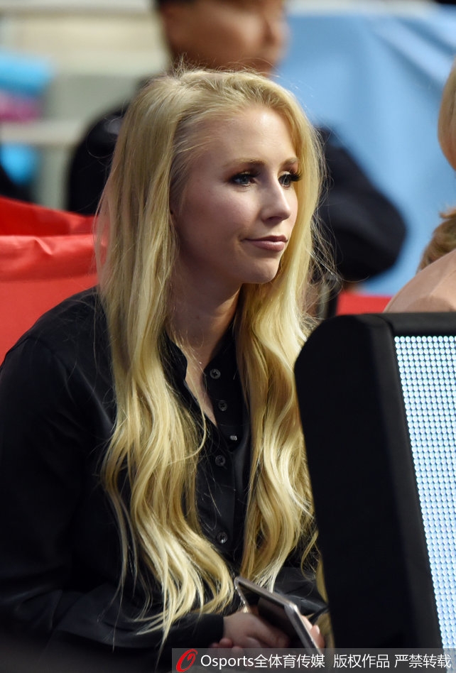 惠特尼与身旁友人一同大笑，欢乐的气氛感染了整个看台