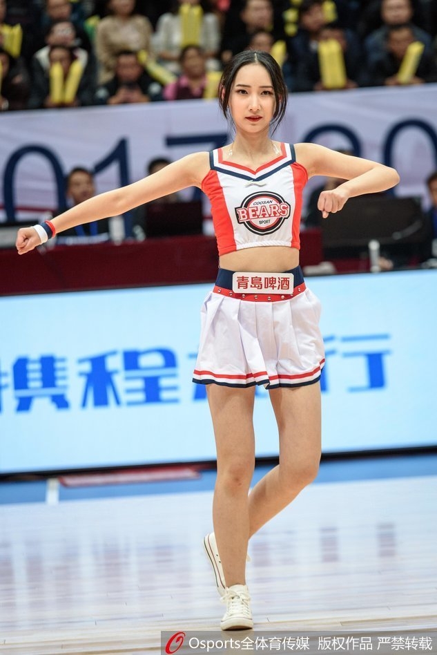 即使是候场的间隙，宝贝们脸上依然挂着标志性的微笑，相互鼓励，准备为下一次暂停奉献精彩表演