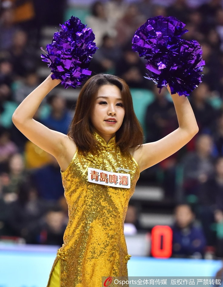 伴随着动感的音乐节拍,一位篮球宝贝在聚光灯下尽情舞动,飞扬的发丝和有力的动作定格了她全力以赴的美丽瞬间。