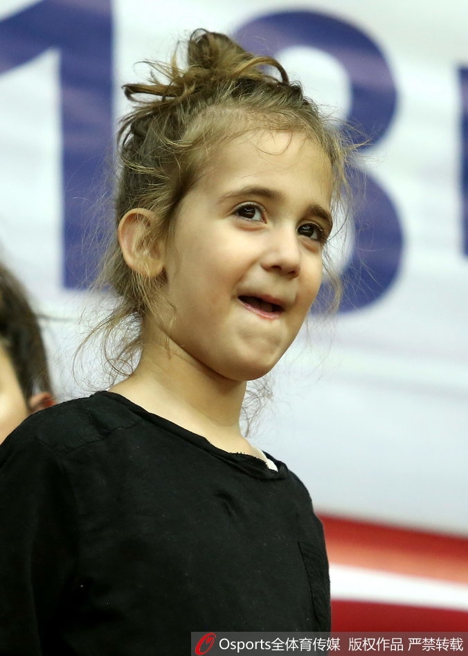 赛后离场时,博洛西斯抱起女儿,妻子伴随身旁,一家三口在球馆通道里享受着温馨的团聚时刻。