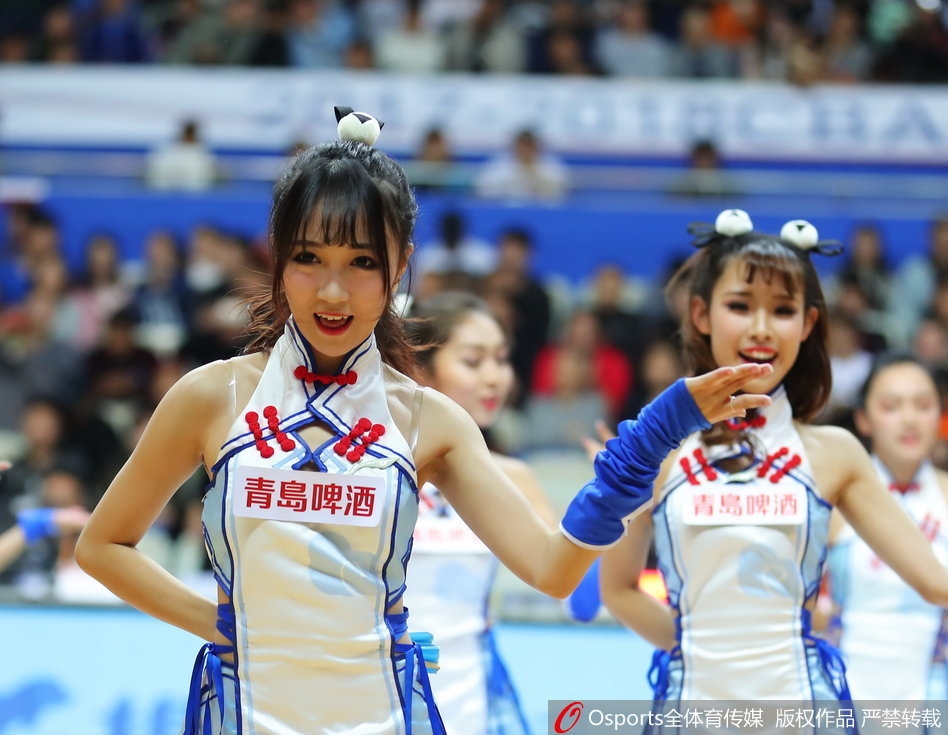 比赛暂停的间隙，整个球场都属于这些舞动的精灵。她们整齐划一的动作和灿烂的笑容，让紧张的气氛瞬间被欢快的节奏取代。