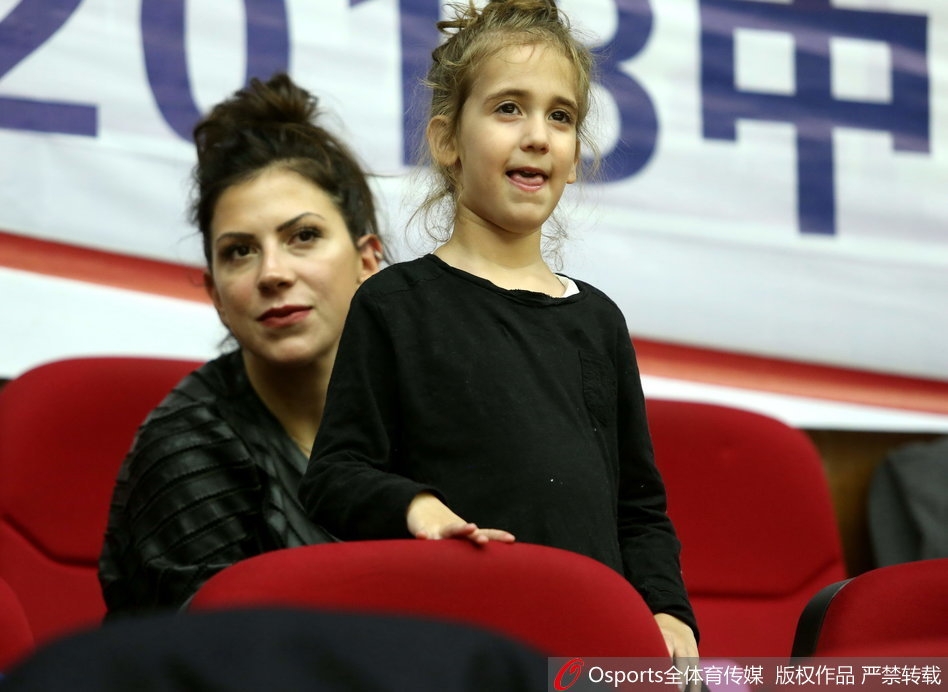 比赛暂停间隙,博洛西斯坐在替补席休息,他的小女儿在球迷区天真烂漫地玩耍,与紧张激烈的赛场氛围形成温馨对比。
