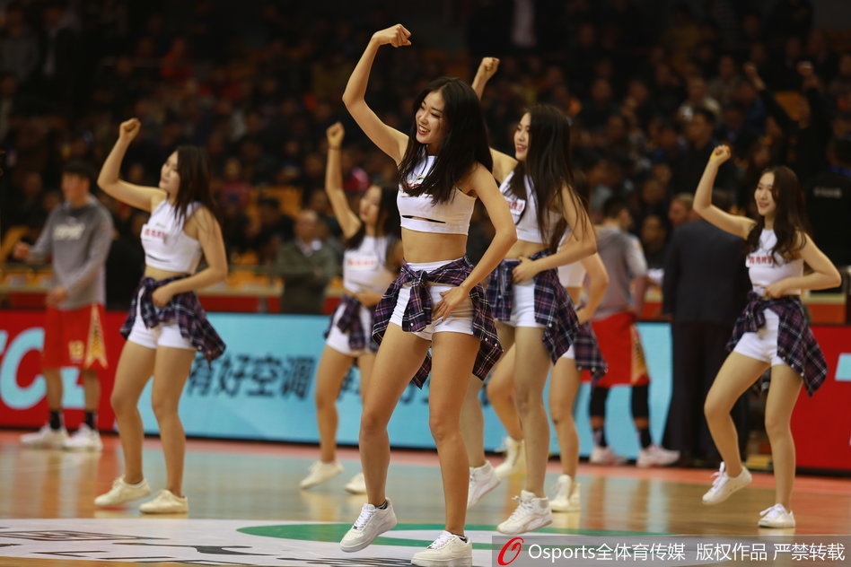 表演的最后,宝贝们排列成行向观众致意,她们红白相间的青春装扮与手中挥舞的彩球,定格了2017-2018赛季这个夜晚关于篮球与美丽的双重记忆。