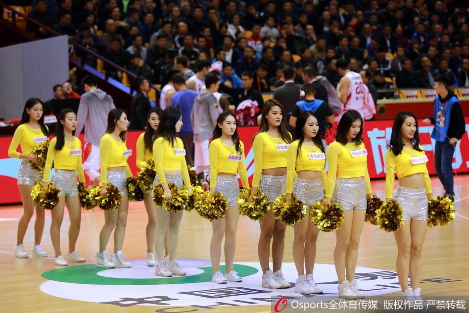 三位领舞身穿带有亮片装饰的黑色时尚短裙,在灯光下闪耀夺目,她们迷人的微笑和自信的舞姿成为赛场边最吸睛的焦点。