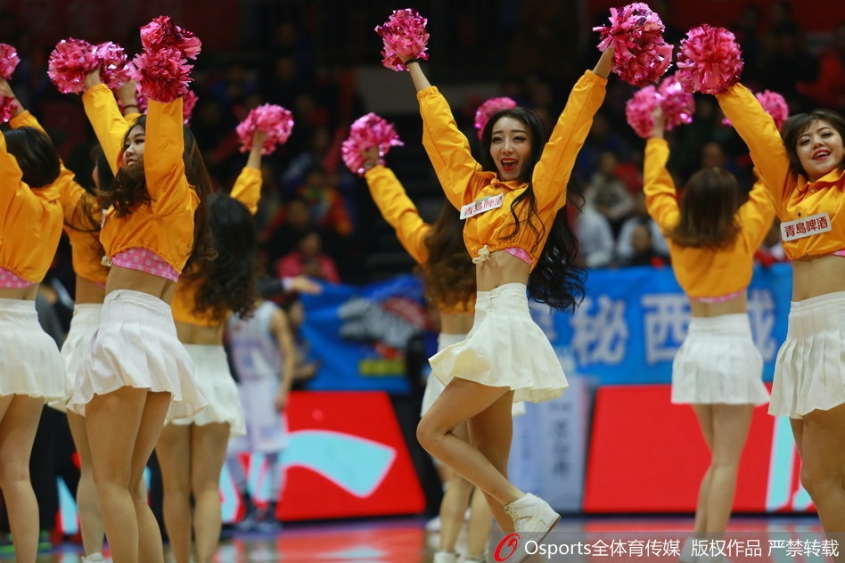 随着劲爆的音乐响起，宝贝们动作整齐划一，高高踢起的长腿展现出极佳的舞蹈功底，将现场热烈的气氛推向高潮。