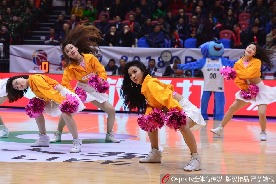 中场休息时，篮球宝贝们变换队形，散开在全场各个角落与观众互动，她们手中的花絮棒如同繁星点点，照亮了整个体育馆。