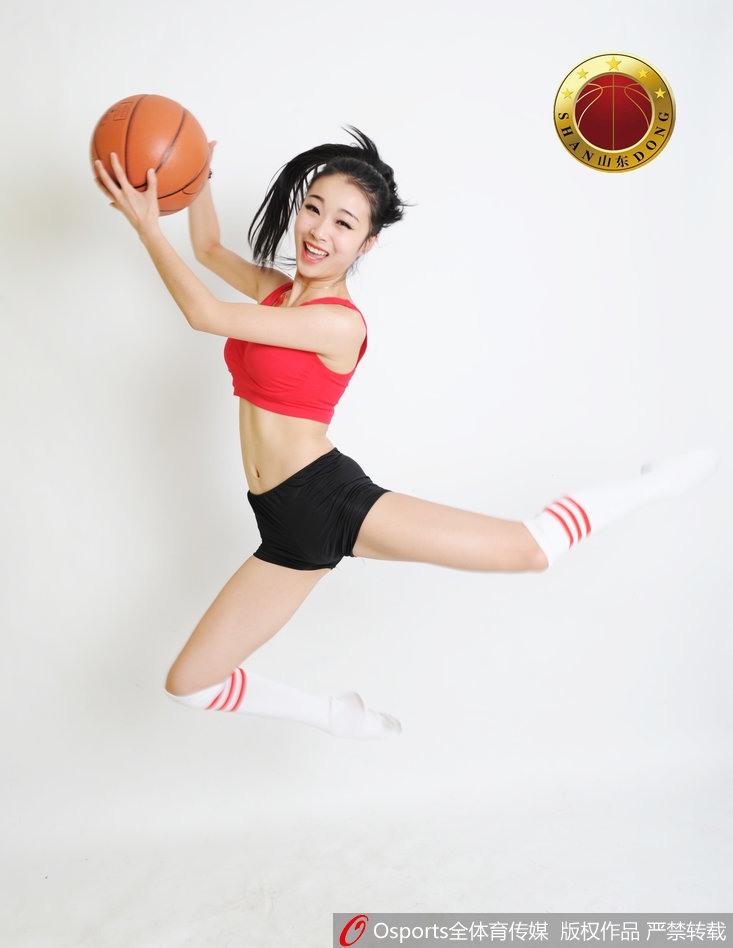 炫舞团啦啦队成员随着动感音乐跃动起舞，飞扬的发丝与灿烂的笑容瞬间点燃全场气氛