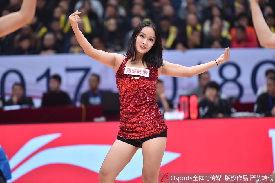 宝贝们围成圆圈，中心一位宝贝展示高难度劈叉动作，赢得全场掌声。