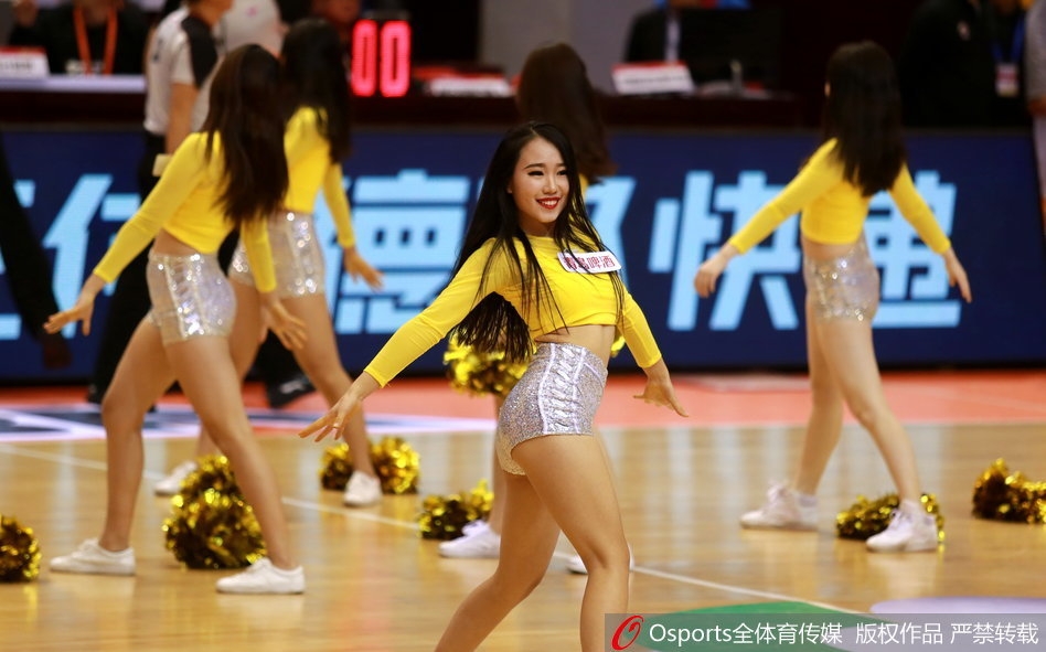 镜头拉近,一位宝贝正对着看台露出灿烂的笑容,她身上的银色流苏裙随着轻盈的动作摇摆,将快乐和自信传递给每一位到场观众。