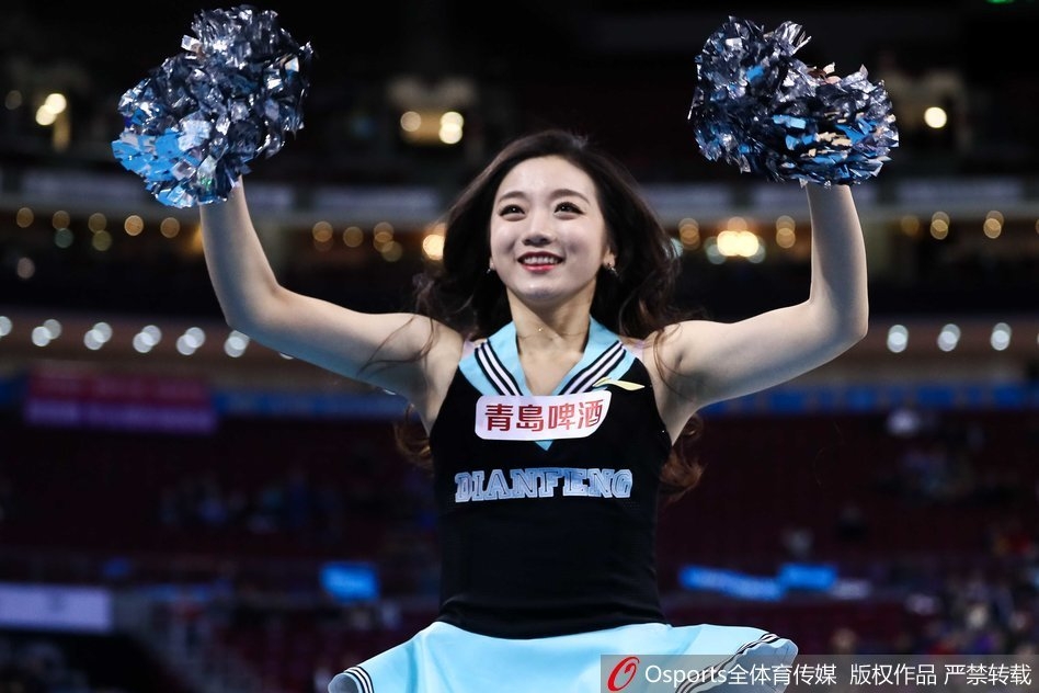 一位篮球宝贝手持炫彩花球，侧身回眸的瞬间仿佛自带光芒，飞扬的发丝与坚定的眼神，诠释着属于这个舞台的自信与美丽。