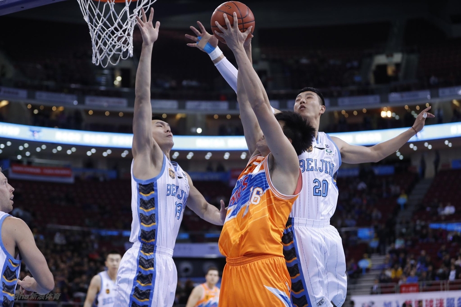 赛后北京首钢全队围聚在场地中央，球员们高举手臂相互击掌庆祝，背后大屏幕上显示着108-98的最终比分。