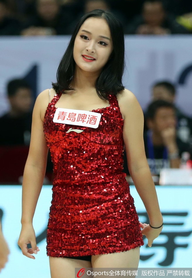 篮球宝贝们一字排开，双手高举花球，面带灿烂微笑，展现出青春无限的活力。