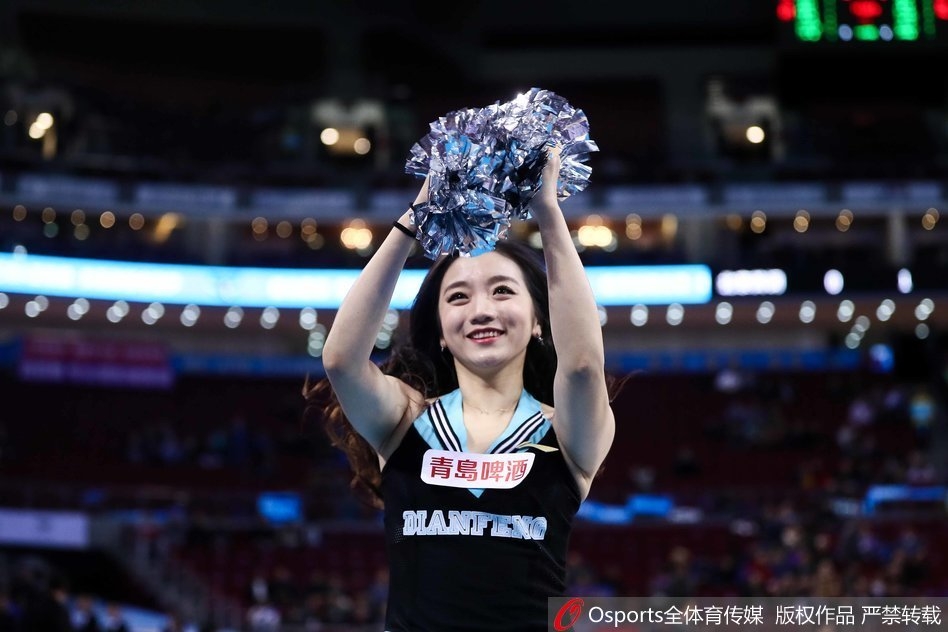 随着动感的鼓点，篮球宝贝们腾空跃起，整齐的队列与舒展的手臂动作，在聚光灯下划出一道道优美的青春弧线，将中场休息变成了迷你演唱会。