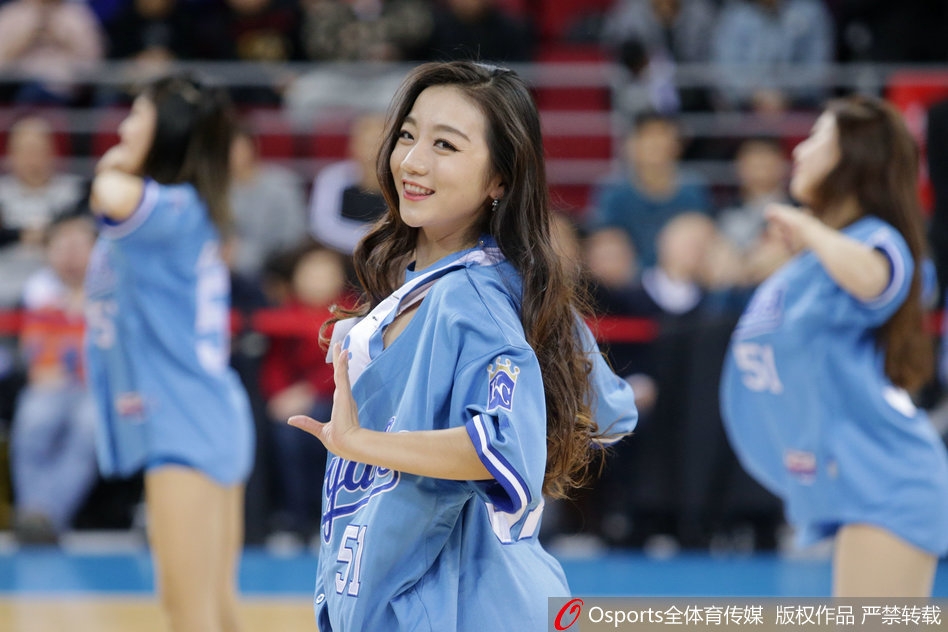 汗水浸湿了发丝，却掩不住她嘴角的笑意。在万千观众的注视下，这位宝贝正全身心投入每一个节拍，用舞姿诠释着对这份职业的无限热爱。