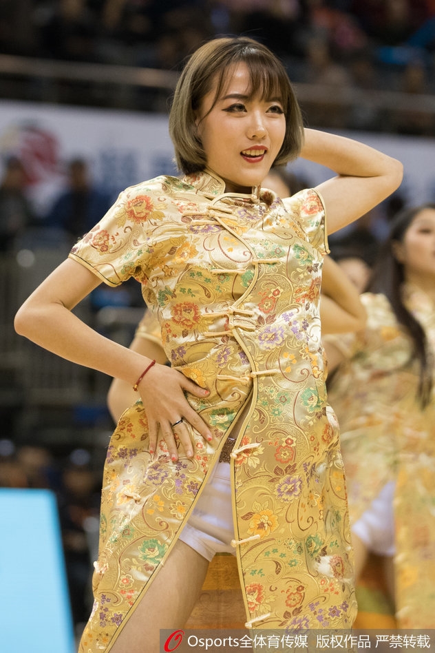 篮球宝贝们梳着高马尾，身着闪耀的亮黄色啦啦队服，在球场中央整齐划一地抬起修长美腿，笑容甜美动人