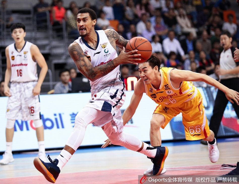 周鹏本场比赛化身冷血杀手，他在外线张手就是一记三分，篮球划出完美弧线空心入网，让现场解说员激动不已。