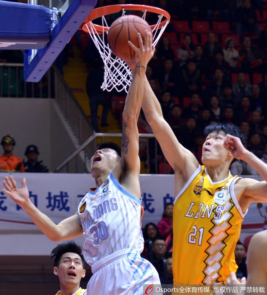 胡金秋在俞长栋的贴身紧逼下奋力拼抢篮板，年轻的他用活力为广厦搏得了多次二次进攻机会。