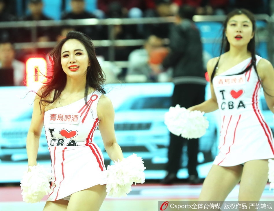 青岛篮球宝贝热舞瞬间动作整齐划一