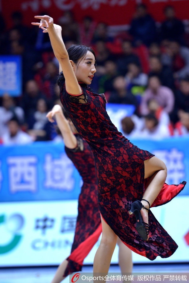 镜头拉近,这位篮球宝贝的笑容格外甜美,她眼神中闪烁着自信的光芒,手中的花球仿佛也随着她的好心情轻轻摇曳,展现着新疆女孩特有的阳光与美丽。