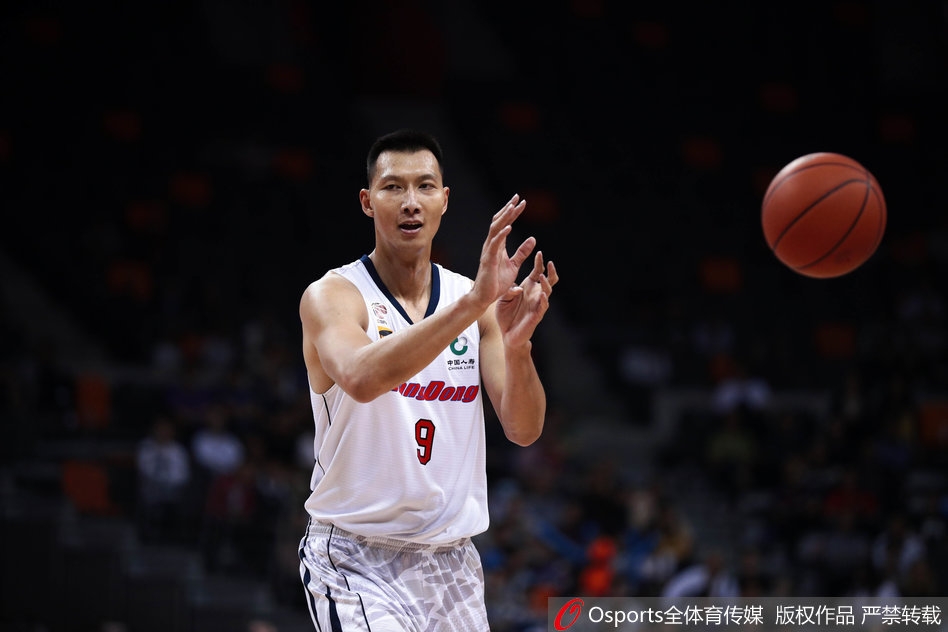 广东队年轻小将胡明轩在末节获得出场机会，他自信出手，命中一记精彩三分，展现了宏远未来的无限潜力。