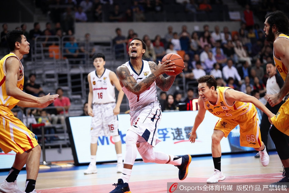 易建联犹如天神下凡，在内线翻江倒海，以一记势大力沉的单手劈扣点燃全场，同曦防守球员只能望球兴叹。