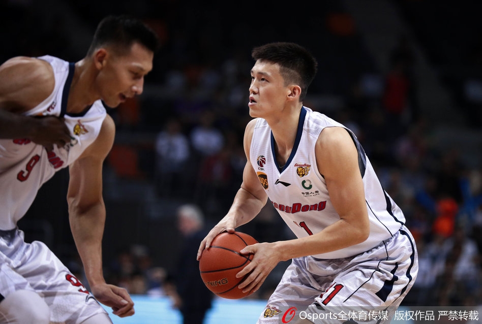 广东内线外援尼克尔森高举高打，在对手头顶完成一记技惊四座的隔人暴扣，展现了其强大的身体素质。