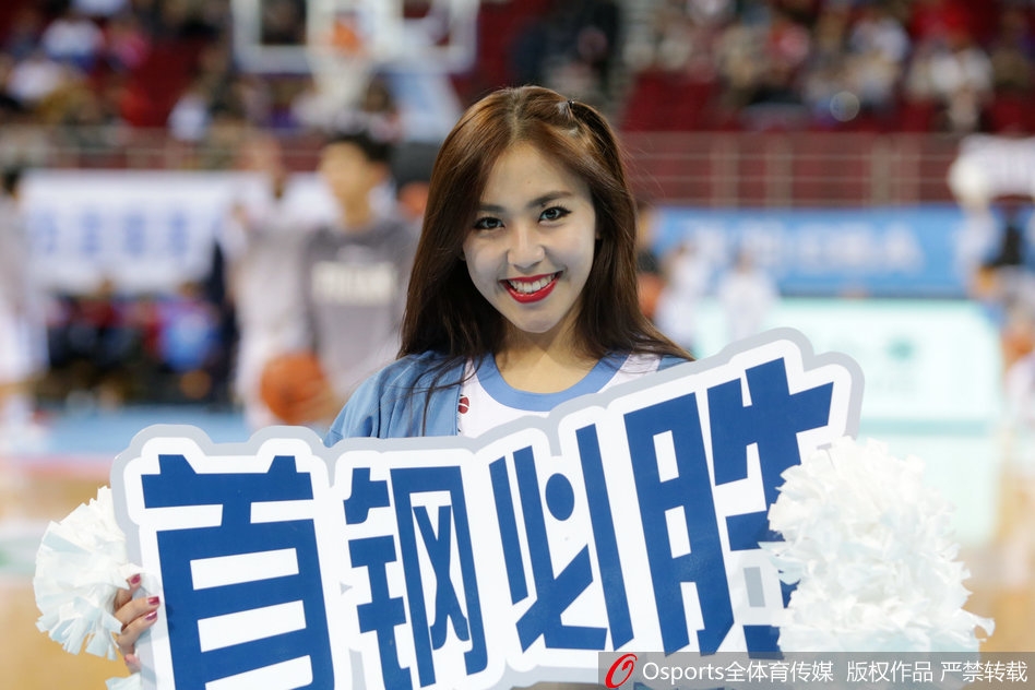 聚光灯下，这位宝贝正完成一个高难度的托举动作，身体的柔韧性与力量感完美结合，让人不禁为她们扎实的舞蹈功底喝彩。