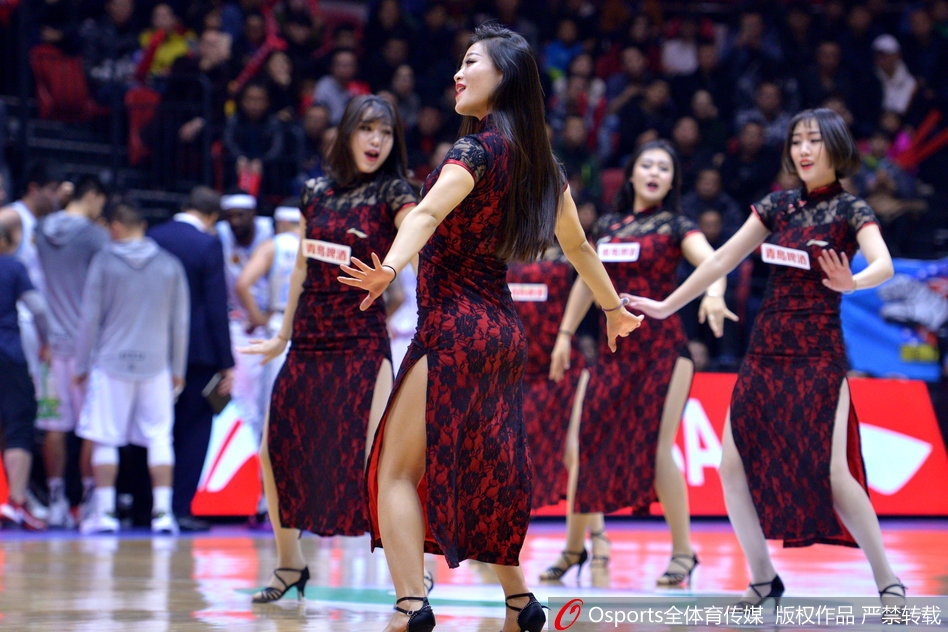 这位手持金色花球的宝贝在聚光灯下格外夺目,她身姿挺拔,每一个动作都充满张力与韵律感,仿佛在用舞蹈语言诉说着对篮球最纯粹的热爱。