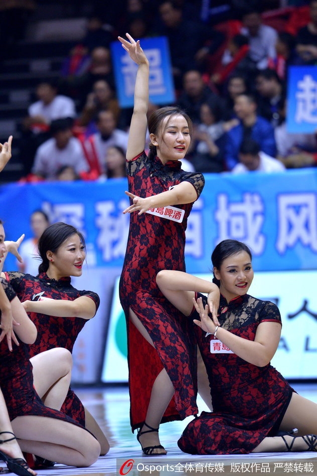 节间休息时,宝贝们排成整齐的队列,每一个手势都充满了力量与美感。她们身后的巨幅球队海报与她们动感的身姿相得益彰,共同构成了赛场上最动人的画面。