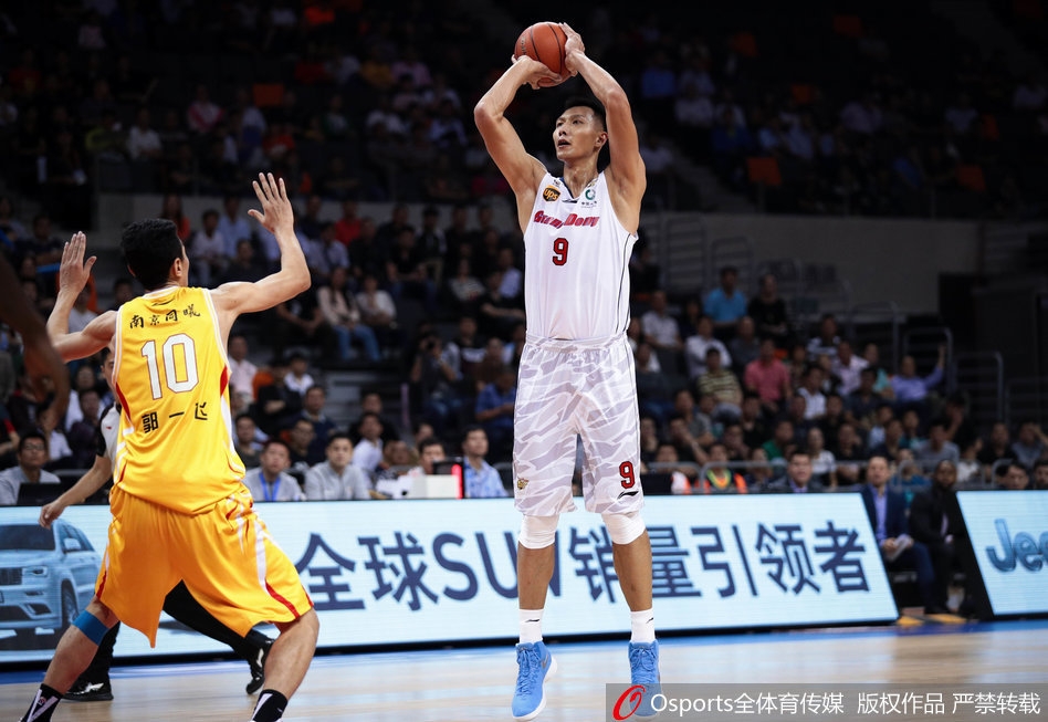 广东小外援杰克逊如穿花蝴蝶般杀入敌阵，面对三人合围依然从容将球送进篮筐，展现出极佳的个人状态。