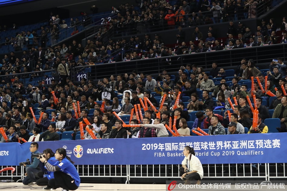 白发苍苍的老球迷身披国旗,握紧拳头仰天长啸,岁月刻下的皱纹在这一刻因热血而舒展