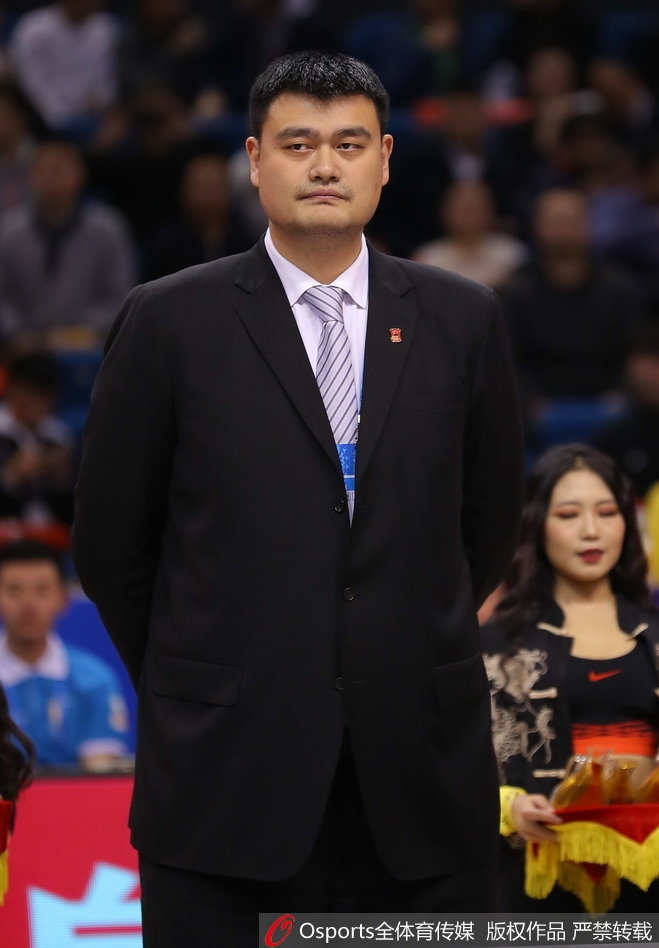 丁彦雨航在进攻端持球突破，他身形低伏，肌肉线条紧绷，面对防守球员强行切入内线，眼神中透露出联赛MVP的杀气与坚决。