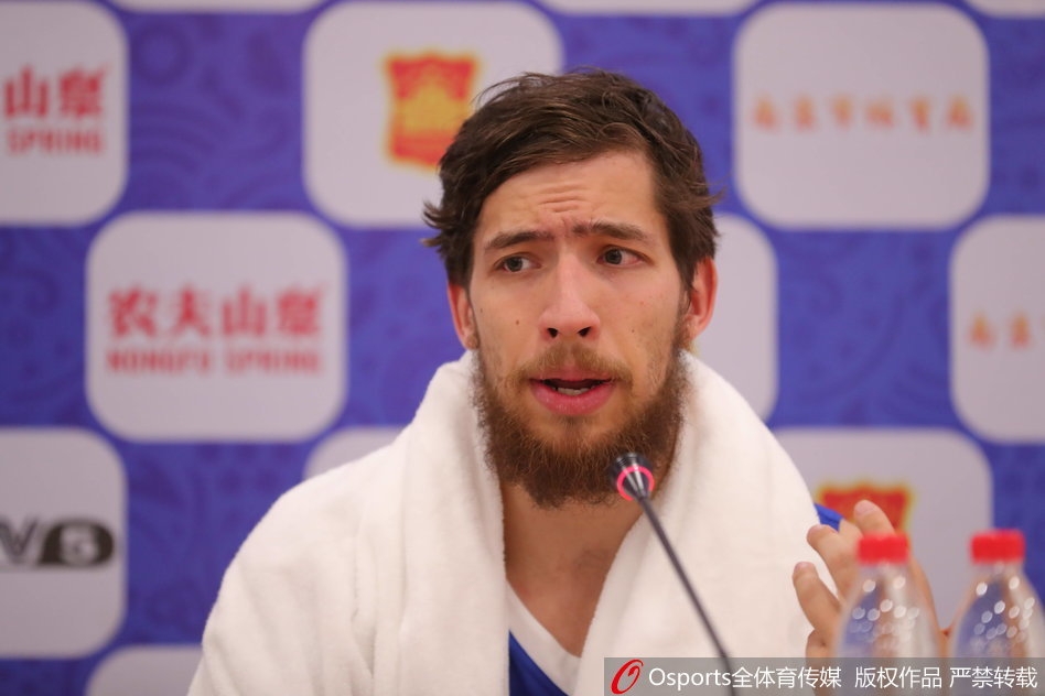 身披紅色戰袍的丁彥雨航在發布會聚光燈下眼神堅毅，嘴角帶著一絲霸氣，仿佛已將客場的嘈雜拋諸腦後