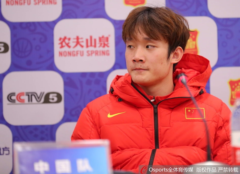 發布會上的丁彥雨航微微側身，似乎在仔細聆聽記者的提問，舉手投足間盡顯成熟球星的風采與沉穩