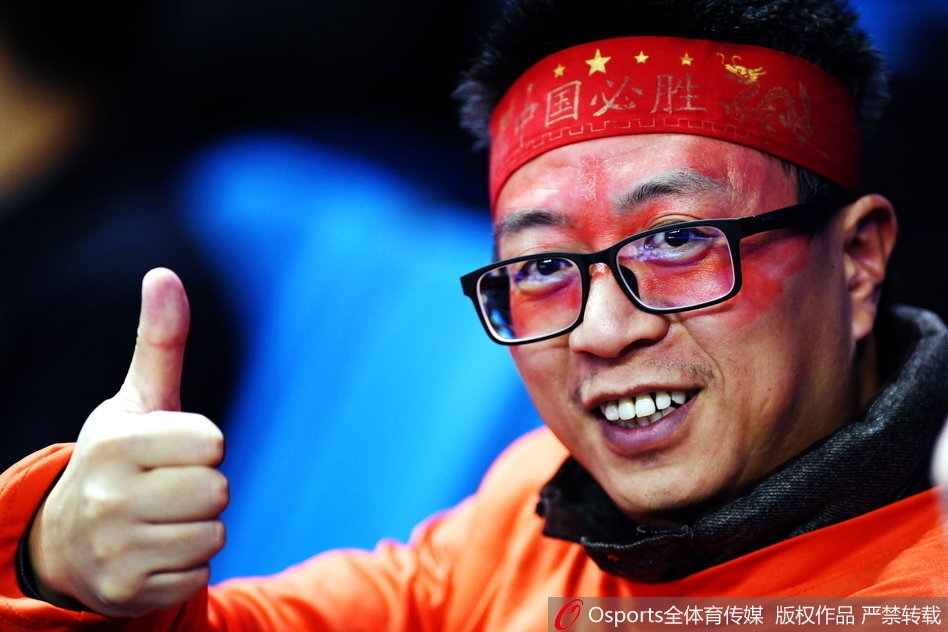 南京主场山呼海啸,看台被染成红色海洋,巨型国旗传递时球迷眼中闪烁着激动的泪光