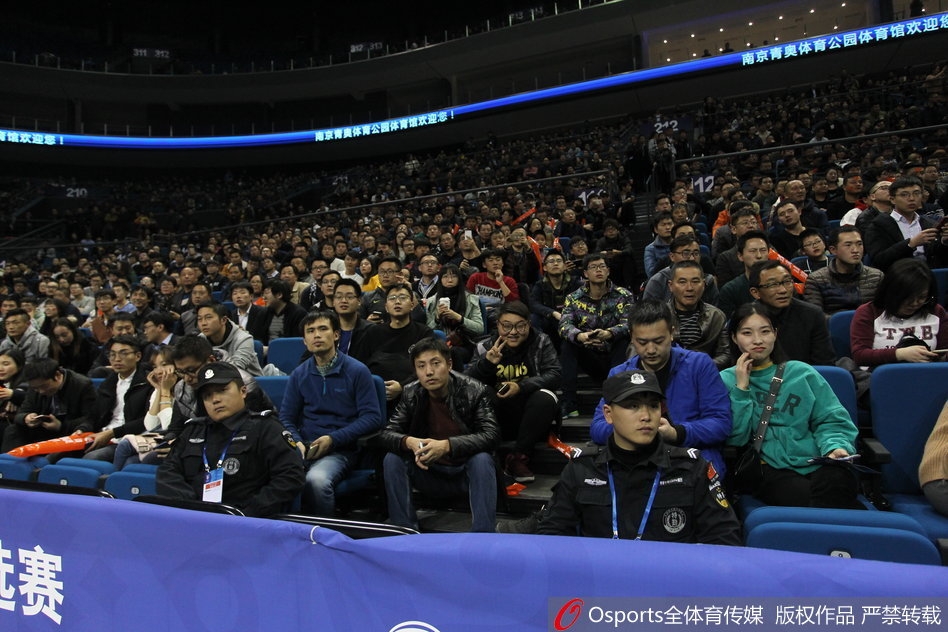 男篮世预赛现场球迷激情助威图片 370735 948