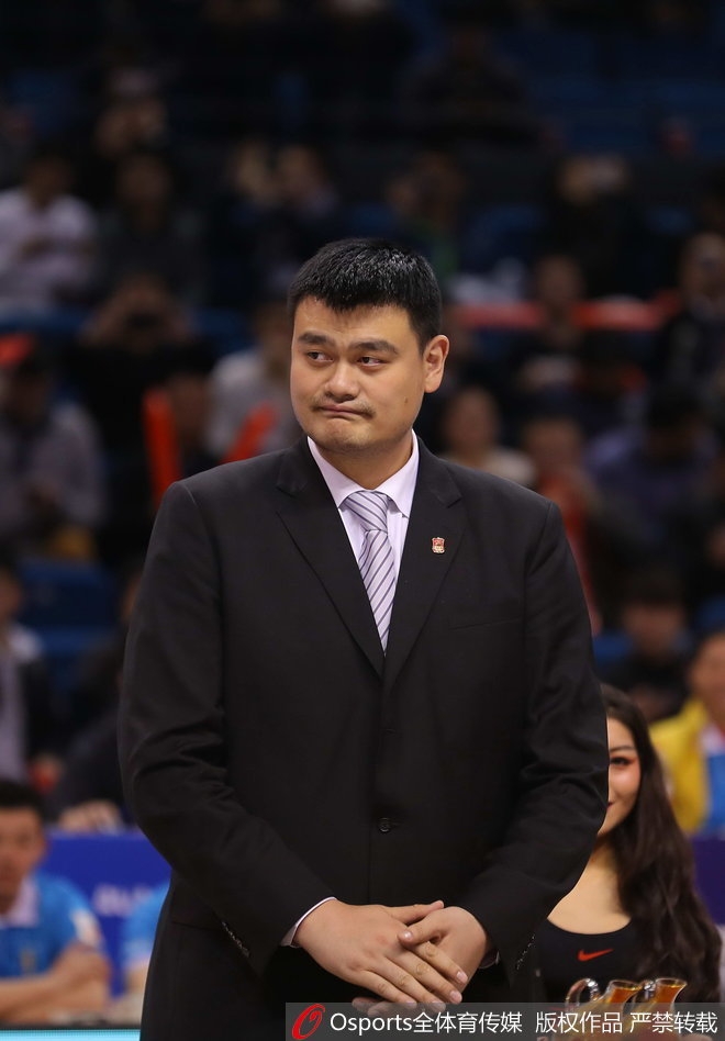 西热力江在底角出手三分，皮球离开指尖的瞬间，他的眼神紧紧跟随篮球轨迹，脸上写满了自信与果敢，身后的看台满是挥舞着国旗的狂热球迷。