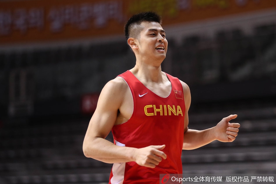 训练场上，丁彦雨航正在进行运球练习，篮球在他手中如同粘住了一般灵活自如，他的目光坚定地望着前方，嘴角那一抹自信的微笑预示着他在赛场上的不可阻挡。