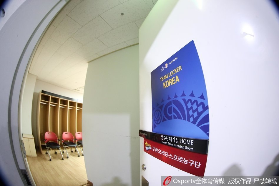 一排排红白相间的中国男篮战袍整齐悬挂，金色的号码在灯光下熠熠生辉，仿佛静待着它们的主人来书写新的传奇。