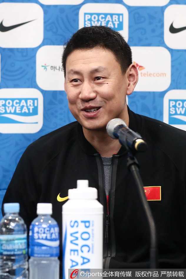 李楠在发布会入场时挥手致意,脸上露出标志性的憨厚笑容,仿佛胜券在握的将军