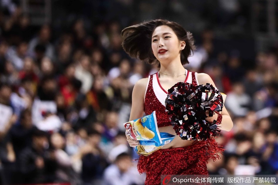 宝贝们排成一列，随着节奏整齐地扭动身姿，紧身热裤上的拉链细节在灯光下格外吸睛。