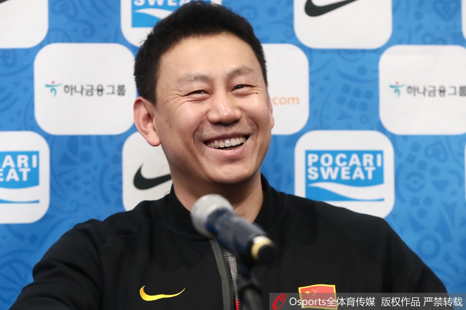 李楠正用手势向记者们比划着战术跑位,脸上洋溢着自信且略带骄傲的神采