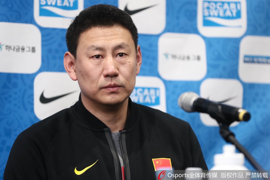 李楠手持战术板侃侃而谈,神情投入而专注,仿佛此刻正置身于激烈的赛场之上