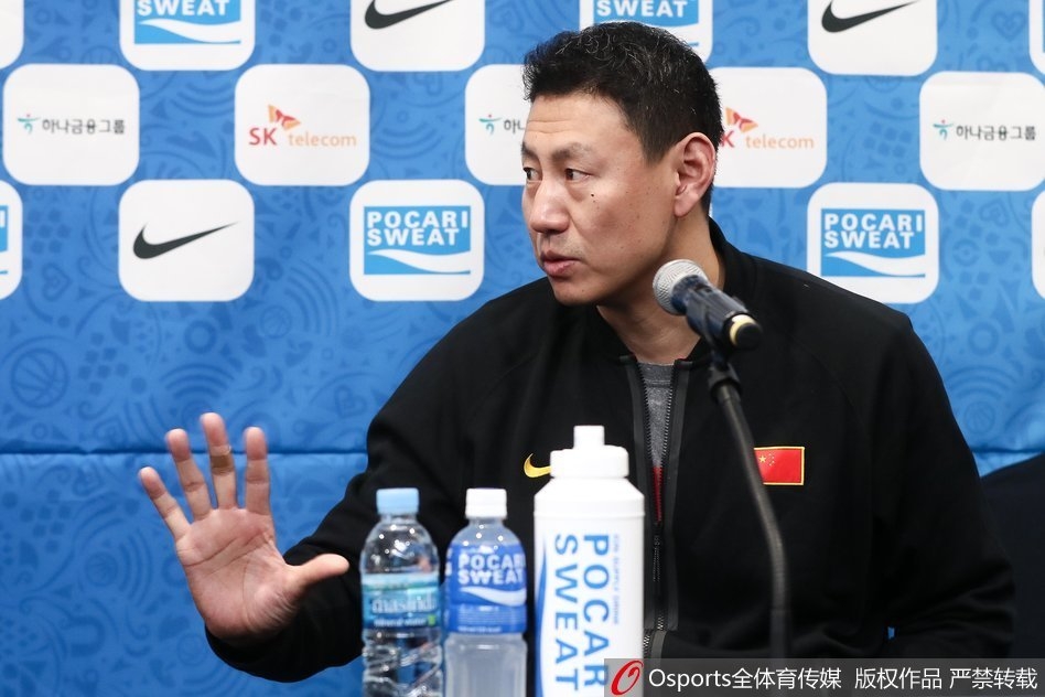 李楠眉头紧锁认真聆听记者提问,眼神中透露出对新挑战的专注与一丝不苟