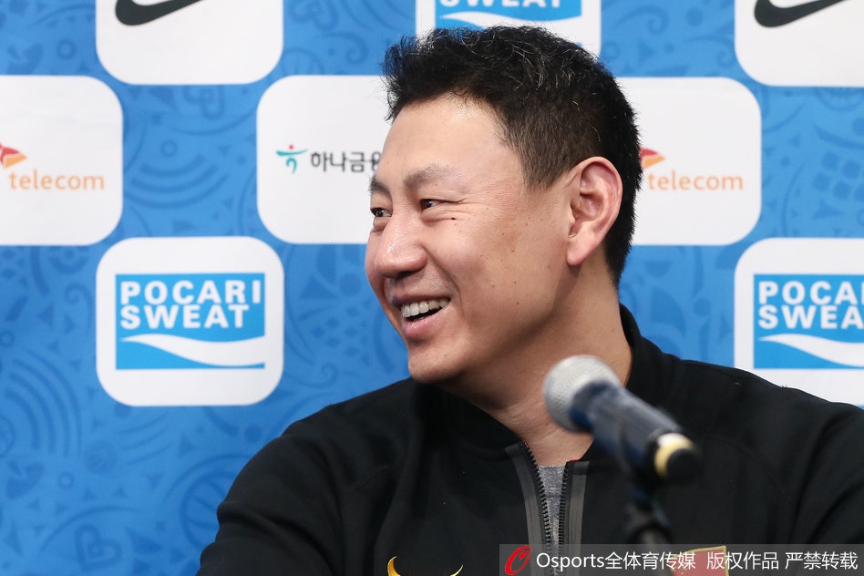 李楠在发布会现场双手摊开,做出无奈又诙谐的表情,像是在调侃媒体提出的刁钻问题